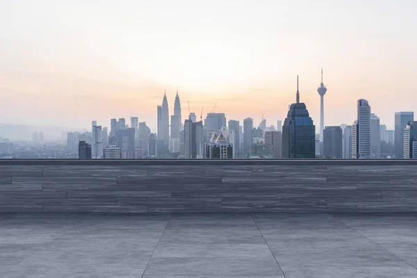 Vista panorámica del horizonte de Kuala Lumpur, terraza del observatorio de hormigón en la azotea, puesta de sol. Asiático estilo de vida corporativo y residencial. Ciudad financiera en el centro, bienes raíces. Exhibición del producto techo vacío mockup —  Fotos de Stock