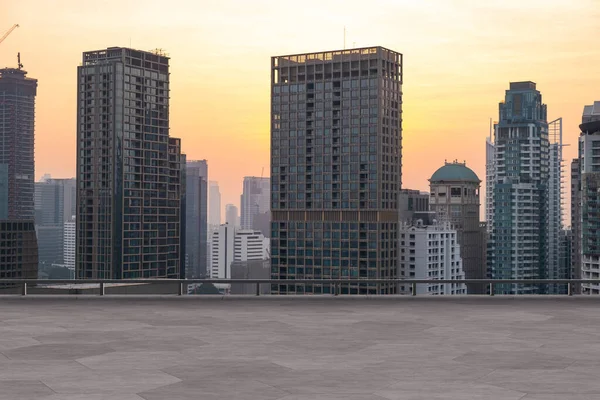 Vista panorámica del horizonte de Bangkok, terraza del observatorio de hormigón en la azotea, puesta de sol. Estilo de vida corporativo y residencial asiático de lujo. Ciudad financiera en el centro, bienes raíces. Exhibición del producto techo vacío mockup —  Fotos de Stock