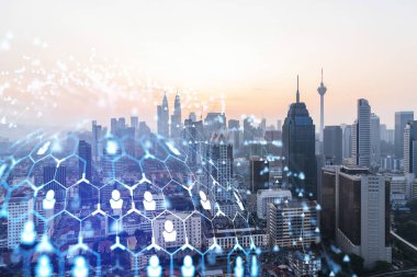 Kuala Lumpur, Malezya, Asya 'nın günbatımı panoramik şehir manzarası üzerine sosyal medya simgelerinin hologramı. KL 'deki insan ilişkileri ve kariyer fırsatları kavramı. Çoklu pozlama.