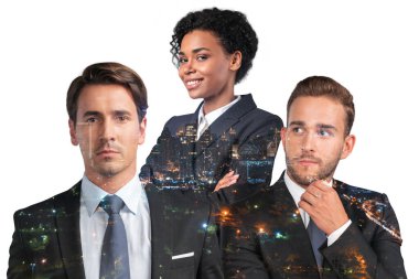 Takım elbiseli üç pozitif iş adamı danışmanı. Ortadaki gülümseyen Afrikalı Amerikalı kadın. Asya kurumsal yaşam tarzı, çok uluslu genç profesyoneller. Gece Bangkok şehir manzarası