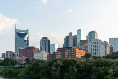 Nashville 'in Broadway semtinin gündüz vakti Tennessee, ABD' deki Cumberland Nehri üzerindeki panoramik ufuk çizgisi manzarası. Bu şehir müzik endüstrisinin merkezi olarak bilinir, özellikle de country müziğin.