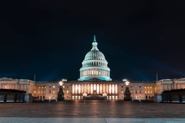 Washington DC, ABD 'deki Capitol Kubbesi' nin gece görüşü. Kongre Binası ve Meclis Tepesi Aydınlanmış Ev. Amerikan siyasi sisteminin yasama organı kavramı