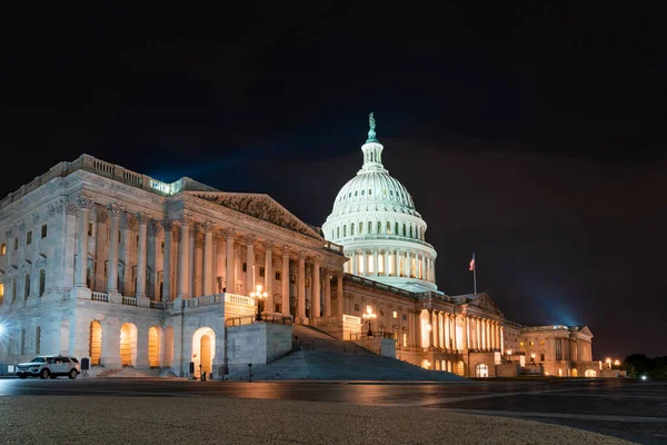 Capitol Kubbesi 'nin neoklasik mimarisi gece, Washington DC, ABD. Kongre Binası ve Meclis Tepesi Aydınlanmış Ev. Yasama organı konsepti, Amerikan siyasi sistemi