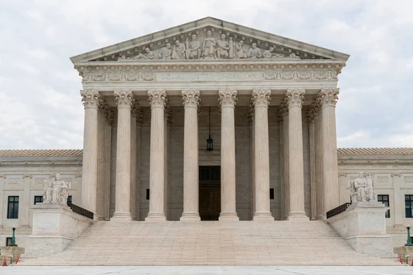 Передній погляд на іконічну будівлю Верховного суду США в денний час, Вашингтон, США. Концепція судової влади американської політичної системи — стокове фото