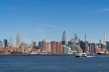 Brooklyn, Williamsburg üzerinden New York City gökdelenleri üzerinden Manhattan Midtown ve Birleşmiş Milletler karargahlarına doğru gündüz vakti, New York, ABD. Parlak bir iş çevresi.