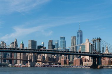 Brooklyn ve Manhattan köprüleri ile New York City finans merkezi gökyüzü bulutlu Doğu Nehri üzerinde gündüz vakti gökyüzü.