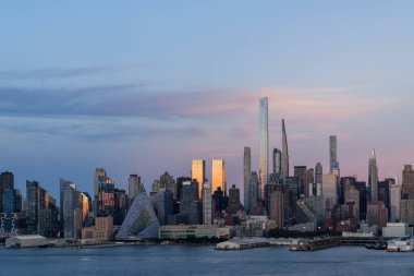New Jersey 'den Hudson Nehri' ne kadar New York semalarında gün batımında Hudson Yards bölgesinin gökdelenleri var. Manhattan, Midtown, NYC, ABD. Parlak bir iş çevresi.