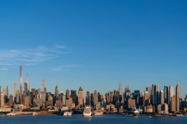 New Jersey 'den Hudson Nehri' ne kadar New York semalarında gün batımında Hudson Yards bölgesinin gökdelenleri var. Manhattan, Midtown, NYC, ABD. Parlak bir iş çevresi.