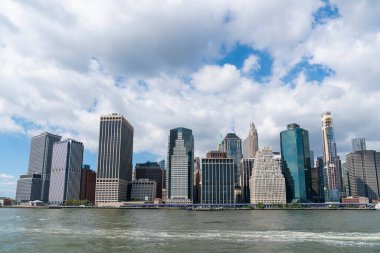 New York City Finans Merkezi 'nin Skyline' ı East River üzerinde gündüz vakti, Manhattan, NYC, ABD. Parlak bir iş çevresi.