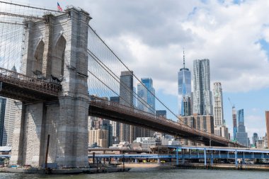 Brooklyn köprüsü New York City ile finans merkezi gökyüzü bulutlu East River üzerinde gündüz vakti gökyüzü.