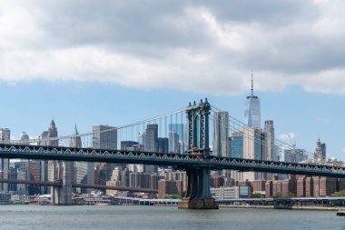 Brooklyn ve Manhattan Köprüsü ile New York City finans merkezi gökyüzü bulutlu Doğu Nehri üzerinde gündüz vakti gökyüzü.