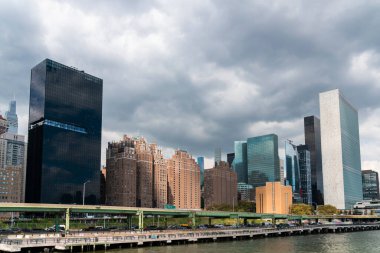 New York şehrinin ufuk çizgisi, Roosevelt adasından Doğu nehrine, Manhattan Midtown 'ın gökdelenlerine ve gündüz vakti Birleşmiş Milletler karargahına doğru, NYC, ABD. Parlak bir iş çevresi.