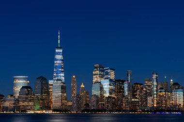 Geceleri New York City Finans Merkezi Gökdelenleri 'nin silüeti. Manhattan, NYC, ABD. Parlak bir iş çevresi.