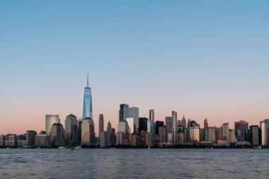 Günbatımında New York City Finans Merkezi Gökdelenleri 'nin silüeti. Manhattan, NYC, ABD. Parlak bir iş çevresi.