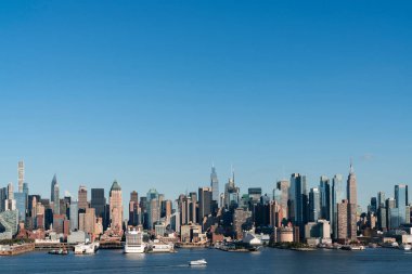 New York City gökdelenleri New Jersey 'den Hudson Nehri üzerinden gündüz vakti Hudson Yards bölgesinin gökdelenlerine bakıyor. Manhattan, Midtown, NYC, ABD. Parlak bir iş çevresi.