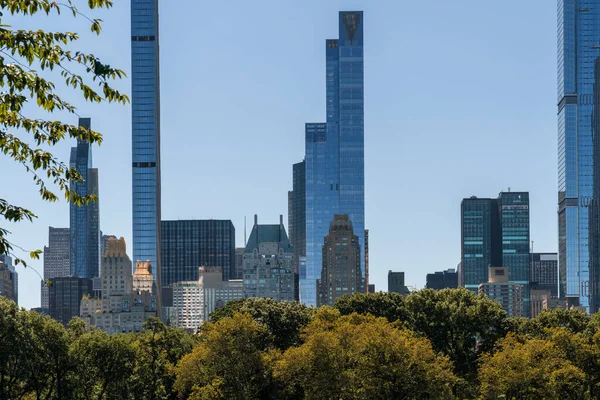 Árvores no topo do Central Park e arranha-céus de Manhattan à hora do dia, Nova York, EUA — Fotografia de Stock