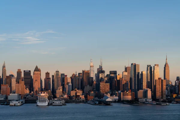 New Jersey 'den Hudson Nehri' ne kadar New York semalarında gün batımında Hudson Yards bölgesinin gökdelenleri var. Manhattan, Midtown, NYC, ABD. Parlak bir iş çevresi. — Stok fotoğraf