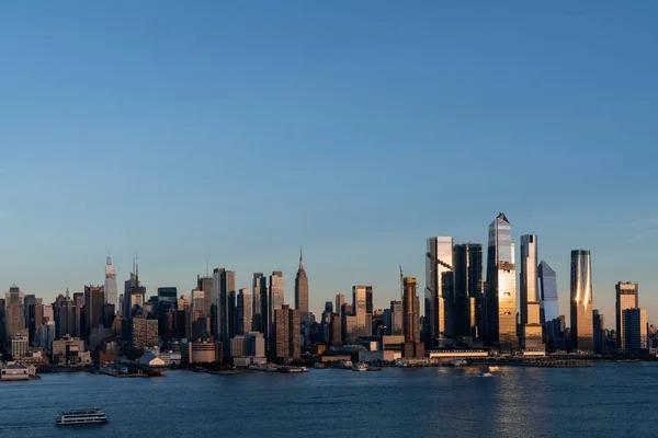 Skyline aéreo de Nueva York desde Nueva Jersey sobre el río Hudson con los rascacielos del distrito Hudson Yards al atardecer. Manhattan, Midtown, Nueva York, EE.UU. Un barrio de negocios vibrante — Foto de Stock