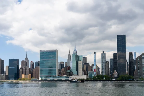 New York şehrinin ufuk çizgisi, Roosevelt adasından Doğu nehrine, Manhattan Midtown 'ın gökdelenlerine ve gündüz vakti Birleşmiş Milletler karargahına doğru, NYC, ABD. Parlak bir iş çevresi. — Stok fotoğraf