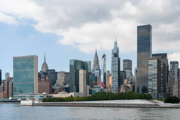 Небо Нью-Йорка от острова Роошеви через Ист-Ривер к небоскребам Манхэттена и штаб-квартире ООН в дневное время, Нью-Йорк, США. Живой деловой район — стоковое фото