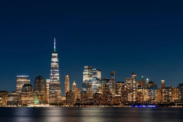 Skyline of New York City Financial Downtown Skyskrapor på natten. Manhattan, NYC, USA. Ett pulserande affärsområde — Stockfoto