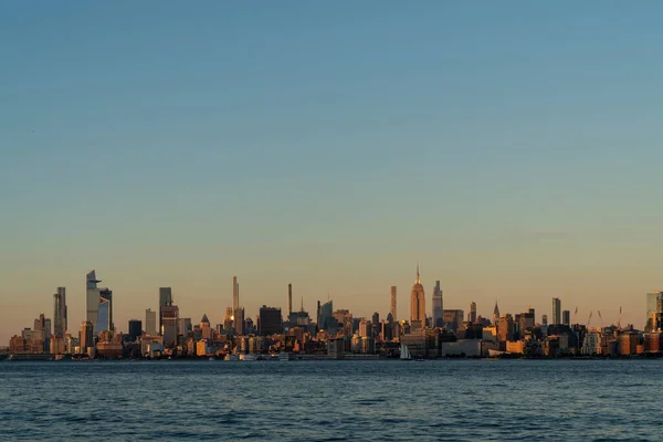 Панорама Нью-Йорка из Нью-Джерси через реку Гудзон с небоскребами района Гудзон Ярдс на закате. Манхэттен, Мидтаун, Нью-Йорк, США. Живой деловой район — стоковое фото