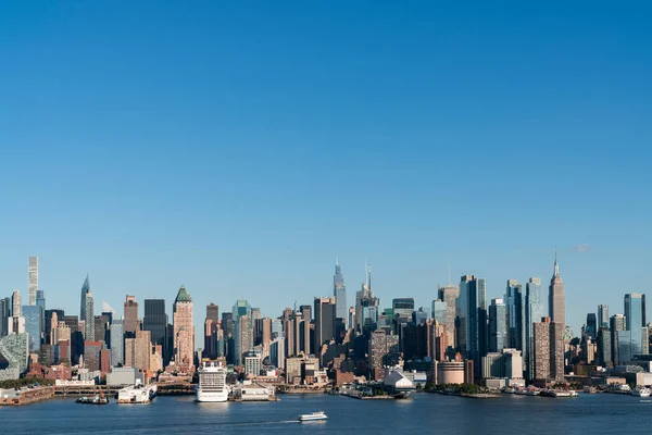 Нью-Йоркский горизонт от Нью-Джерси через реку Гудзон с небоскребами района Гудзон Ярдс в дневное время. Манхэттен, Мидтаун, Нью-Йорк, США. Живой деловой район — стоковое фото