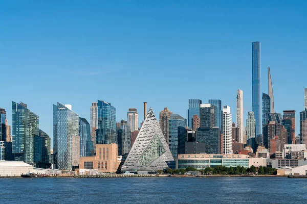 New York City gökdelenleri New Jersey 'den Hudson Nehri üzerinden gündüz vakti Hudson Yards bölgesinin gökdelenlerine bakıyor. Manhattan, Midtown, NYC, ABD. Parlak bir iş çevresi. — Stok fotoğraf