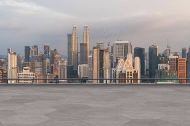 Panoramik Kuala Lumpur gökyüzü manzarası, çatıda beton gözlemevi güvertesi, gün batımı. Asyalı şirket ve yaşam tarzı. Şehir merkezinde finans şehri, gayrimenkul. Ürün ekran modeli boş çatı