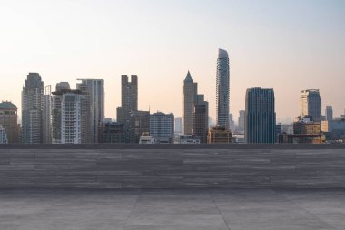 Panoramik Bangkok gökyüzü manzarası, çatıda beton gözlemevi güvertesi, gün batımı. Lüks Asyalı şirket ve yaşam tarzı. Şehir merkezinde finans şehri, gayrimenkul. Ürün ekran modeli boş çatı
