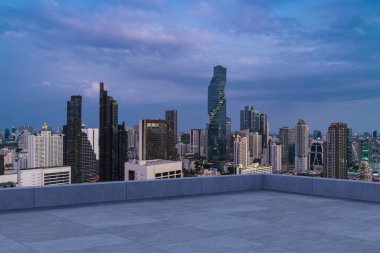 Panoramik Bangkok gökyüzü manzarası, çatıda beton gözlemevi güvertesi, gün batımı. Lüks Asyalı şirket ve yaşam tarzı. Şehir merkezinde finans şehri, gayrimenkul. Ürün ekran modeli boş çatı