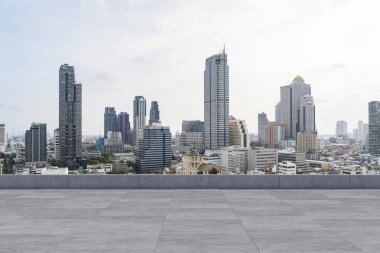 Panoramik Bangkok gökyüzü manzarası, çatıda beton gözlemevi güvertesi, gündüz. Lüks Asyalı şirket ve yaşam tarzı. Şehir merkezinde finans şehri, gayrimenkul. Ürün ekran modeli boş çatı