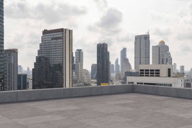 Panoramik Bangkok gökyüzü manzarası, çatıda beton gözlemevi güvertesi, gündüz. Lüks Asyalı şirket ve yaşam tarzı. Şehir merkezinde finans şehri, gayrimenkul. Ürün ekran modeli boş çatı