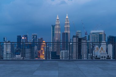 Panoramik Kuala Lumpur gökyüzü manzarası, çatıda beton gözlemevi güvertesi, gece. Asyalı şirket ve yaşam tarzı. Şehir merkezinde finans şehri, gayrimenkul. Ürün ekran modeli boş çatı