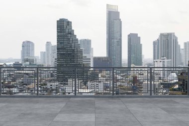 Panoramik Bangkok gökyüzü manzarası, çatıda beton gözlemevi güvertesi, gündüz. Lüks Asyalı şirket ve yaşam tarzı. Şehir merkezinde finans şehri, gayrimenkul. Ürün ekran modeli boş çatı