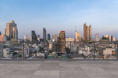 Panoramik Bangkok gökyüzü manzarası, çatıda beton gözlemevi güvertesi, gün batımı. Lüks Asyalı şirket ve yaşam tarzı. Şehir merkezinde finans şehri, gayrimenkul. Ürün ekran modeli boş çatı