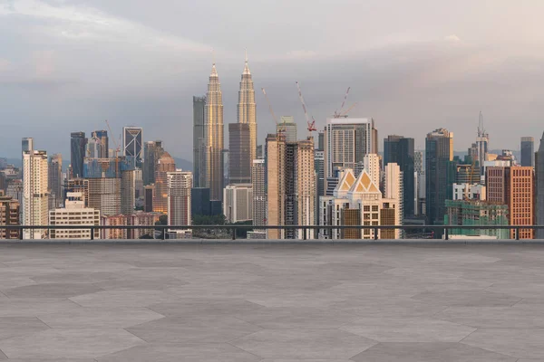 Vista panorámica del horizonte de Kuala Lumpur, terraza del observatorio de hormigón en la azotea, puesta de sol. Asiático estilo de vida corporativo y residencial. Ciudad financiera en el centro, bienes raíces. Exhibición del producto techo vacío mockup —  Fotos de Stock