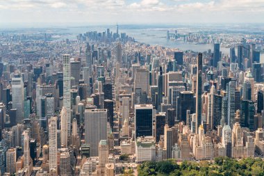 Manhattan 'ın ortasındaki Manhattan' ın aşağısına ve şehir merkezine doğru havadan panoramik şehir manzarası. Central Park, New York 'un en altında. Metropolis şehrinin helikopterinden kuş bakışı görüntü