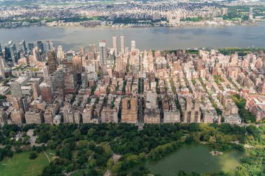 Yukarı Batı Yakası Manhattan mahallelerinin panoramik şehir manzarası ve ABD 'de en çok ziyaret edilen şehir parkı - Central Park, New York. Helikopter şehir manzarası kuşbakışı
