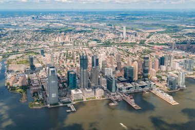 New Jersey City 'nin panoramik şehir manzarası finans merkezinin gökdelenleri. Helikopterden kuş bakışı görüntü. Jersey şehri New York ve New Jersey limanları için önemli bir ulaşım merkezidir.