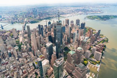 Aşağı Manhattan bölgesinin New York City, ABD 'deki havadan panoramik şehir manzarası. Metropolis şehri helikopterinin kuş bakışı görüntüsü. Parlak bir iş çevresi.