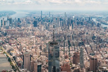 New York, ABD 'deki Dünya Ticaret Merkezi' nin tepesine sahip Yukarı Manhattan bölgesinin panoramik şehir manzarası. Metropolis şehri helikopterinin kuş bakışı görüntüsü. Parlak bir iş çevresi.