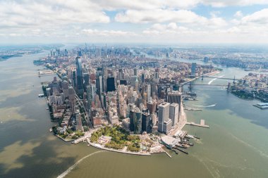 Aşağı Manhattan bölgesindeki hava panoramik şehir manzarası ve New York City, ABD 'deki finans merkezi. Helikopterden kuş bakışı görüntü. Parlak bir iş çevresi. Hudson Nehri ve Doğu Nehri.