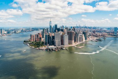 Aşağı Manhattan bölgesindeki hava panoramik şehir manzarası ve New York City, ABD 'deki finans merkezi. Helikopterden kuş bakışı görüntü. Parlak bir iş çevresi. Hudson Nehri ve Doğu Nehri.