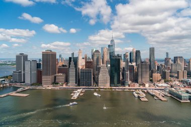 East River, New York City, ABD üzerinde Manhattan 'ın havadan panoramik şehir manzarası. Metropolis şehri helikopterinin kuş bakışı görüntüsü. Parlak bir iş çevresi..