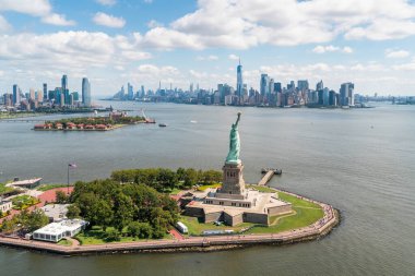 Aşağı Manhattan, New York City, New Jersey City ve ikonik Özgürlük Heykeli 'nin panoramik şehir manzarası. Helikopterden kuş bakışı görüntü.