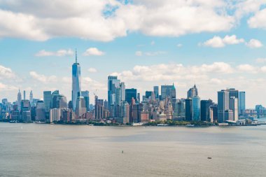 Aşağı Manhattan 'ın havadan panoramik şehir manzarası, New York City, ABD. Metropolis ufuk çizgisindeki helikopterden kuş bakışı görüntü. Parlak bir iş çevresi..