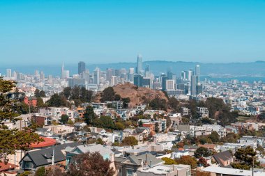 San Francisco 'nun panoramik manzarası tepe tarafından gündüz gökyüzüne bakıyor. Finans Bölgesi ve yerleşim bölgeleri, Kaliforniya, ABD.