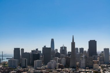 San Francisco 'nun panoramik manzarası Coit Tower, Finansal Bölge ve yerleşim bölgeleri, Kaliforniya, ABD' den açık mavi yaz günbatımına doğru yükseliyor..