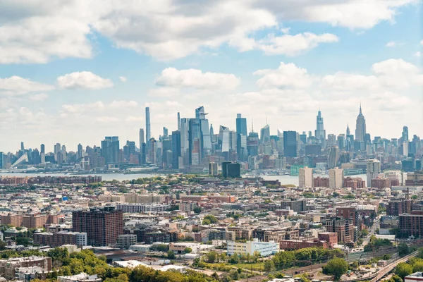 Luchtfoto van New York City vanuit Jersey City. Vogels oog uitzicht vanuit helikopter van stadsgezicht metropool, financiële wijk en woonwijk. — Stockfoto